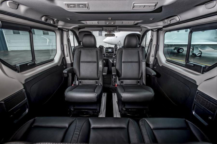 Интерьер Renault Trafic SpaceClass 2017 года  (UK) (фото 8 из 11)